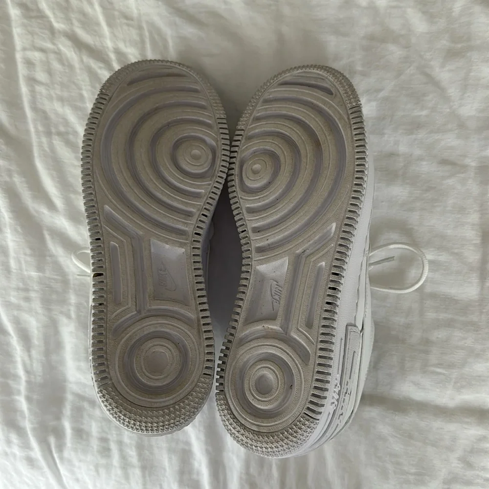 Nike Women's White Air Force 1 Sneakers size 8.5 - Picture 5 of 5